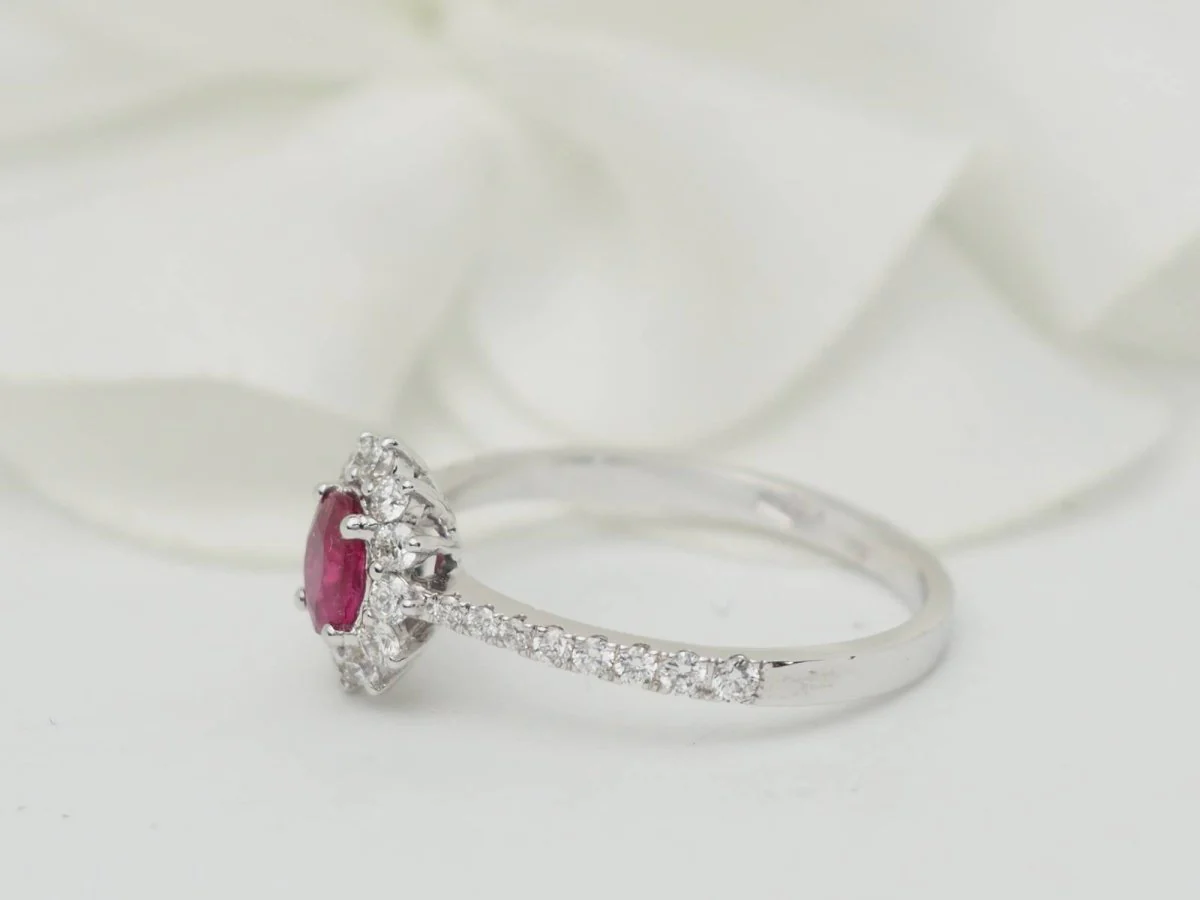 Bague marguerite en or blanc, rubis 0.45ct et diamants - Image 3