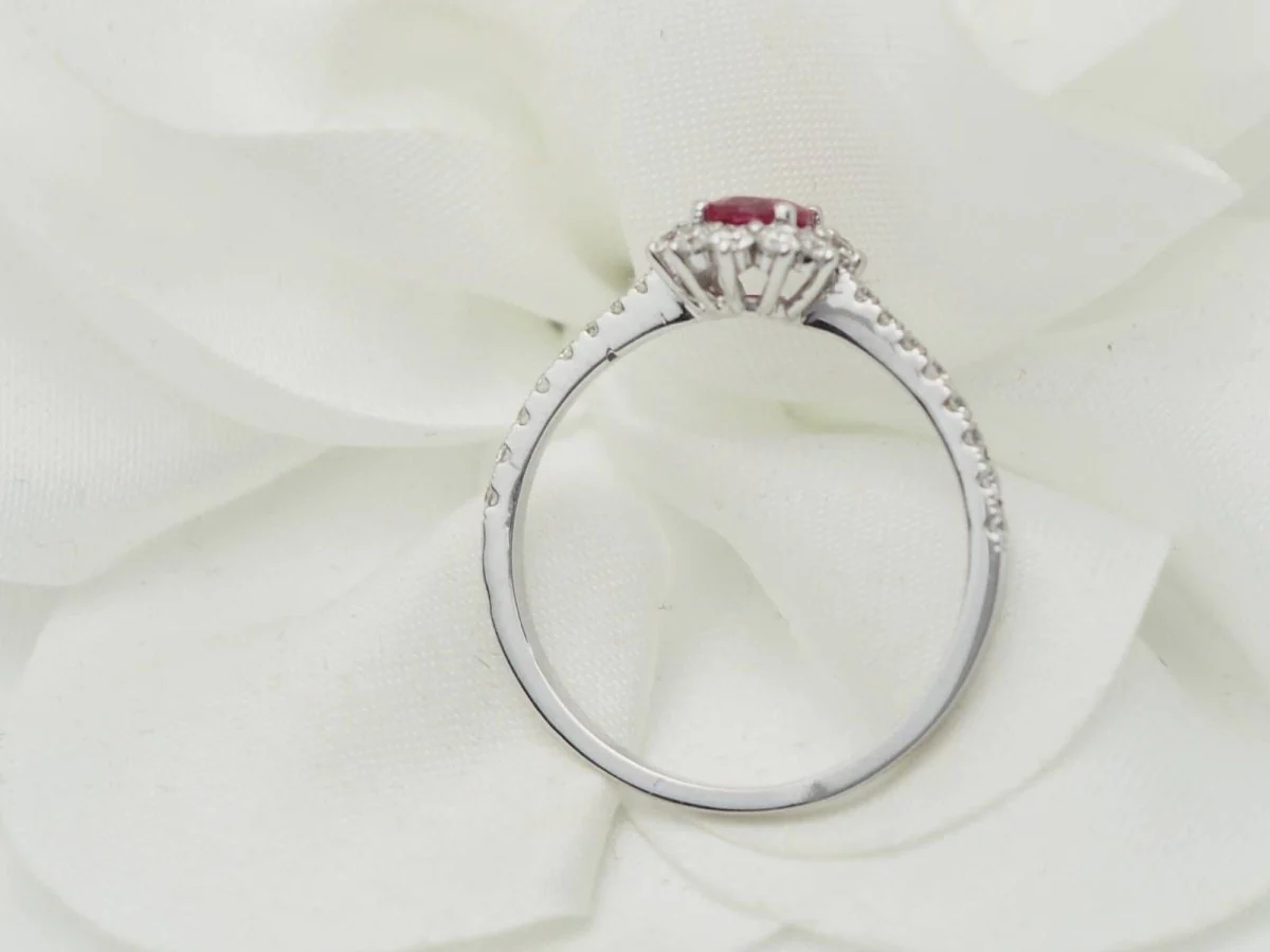 Bague marguerite en or blanc, rubis 0.45ct et diamants - Image 4