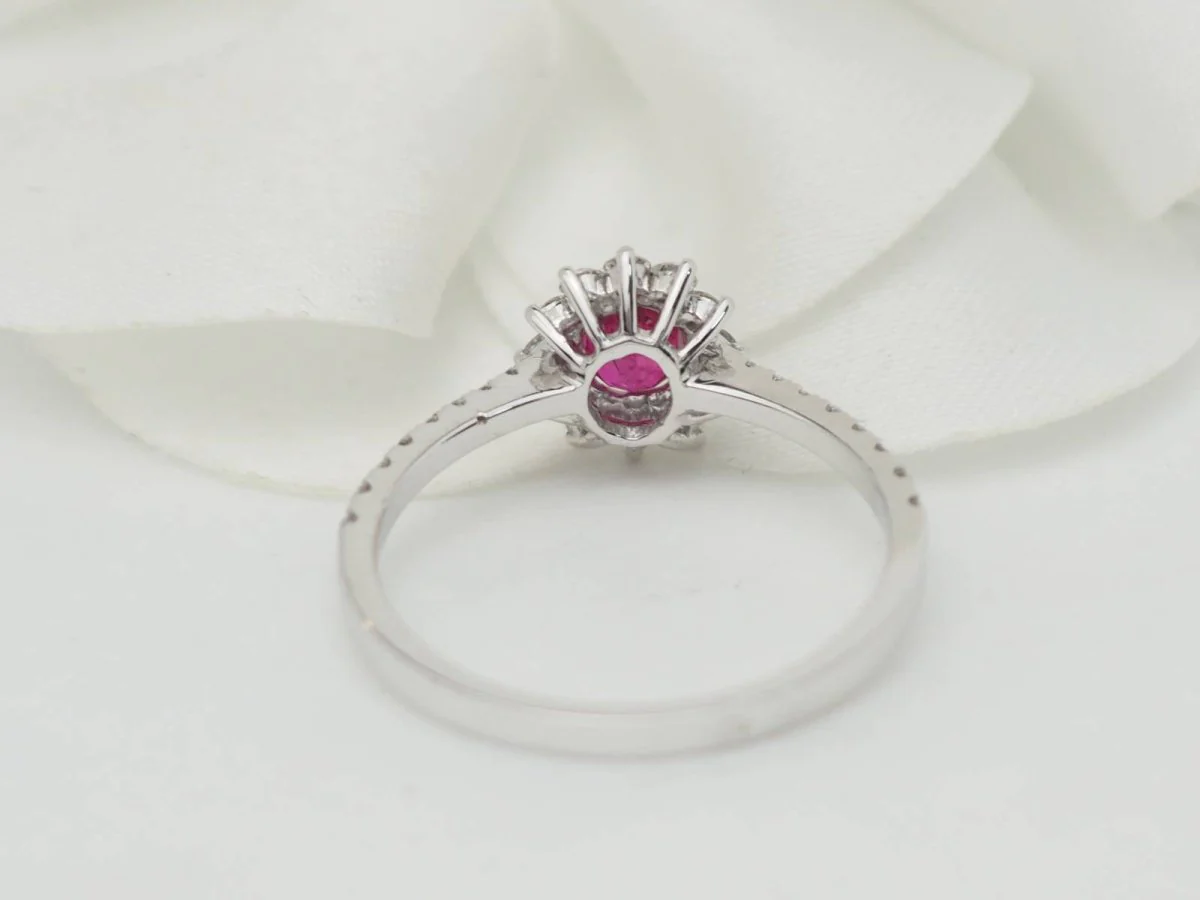 Bague marguerite en or blanc, rubis 0.45ct et diamants - Image 5