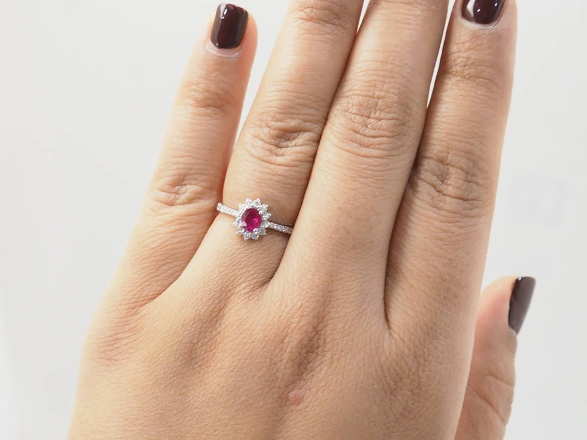 Bague marguerite en or blanc, rubis 0.45ct et diamants - Image 6