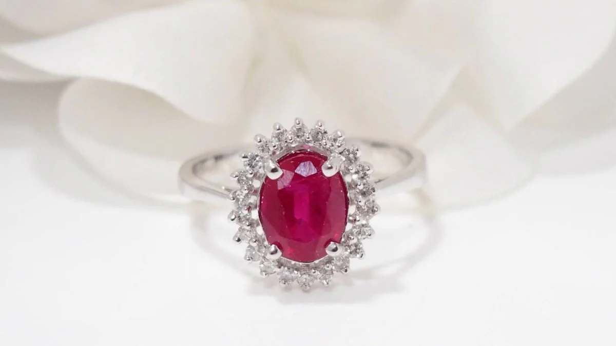Bague marguerite en or blanc, rubis et diamants - Image 2