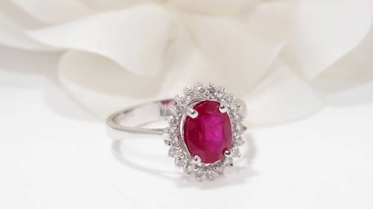 Bague marguerite en or blanc, rubis et diamants - Image 4