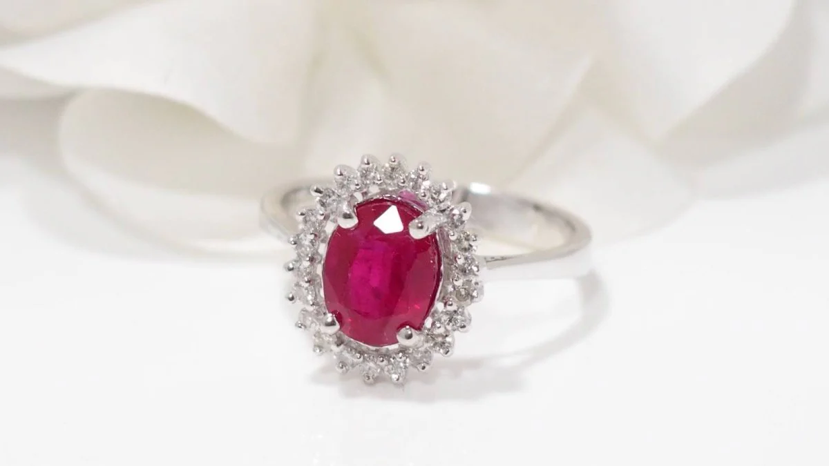 Bague marguerite en or blanc, rubis et diamants - Image 5