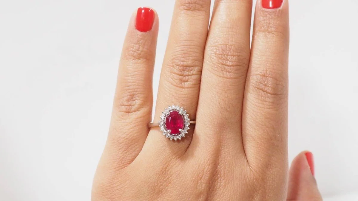 Bague marguerite en or blanc, rubis et diamants - Image 7