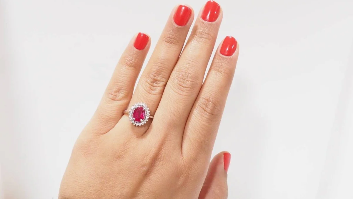Bague marguerite en or blanc, rubis et diamants - Image 8