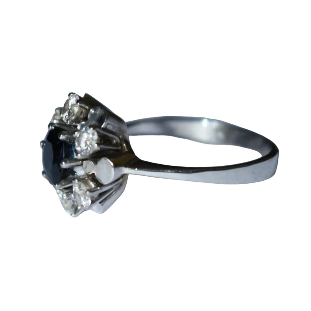 Bague Marguerite en or blanc, saphir et diamants - Image 3