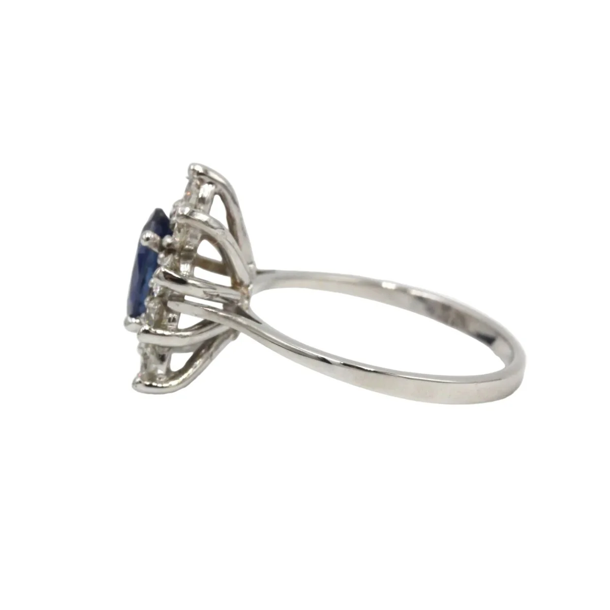 Bague Marguerite en or blanc, saphir et diamants - Image 3