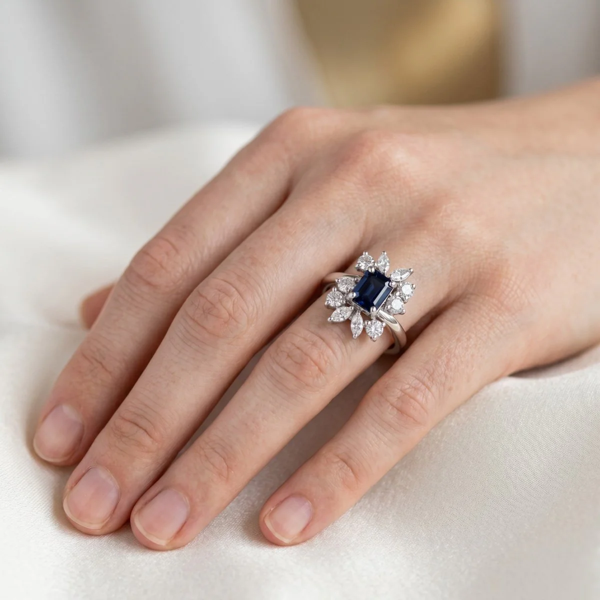 Bague Marguerite en or blanc, saphir et diamants - Image 2