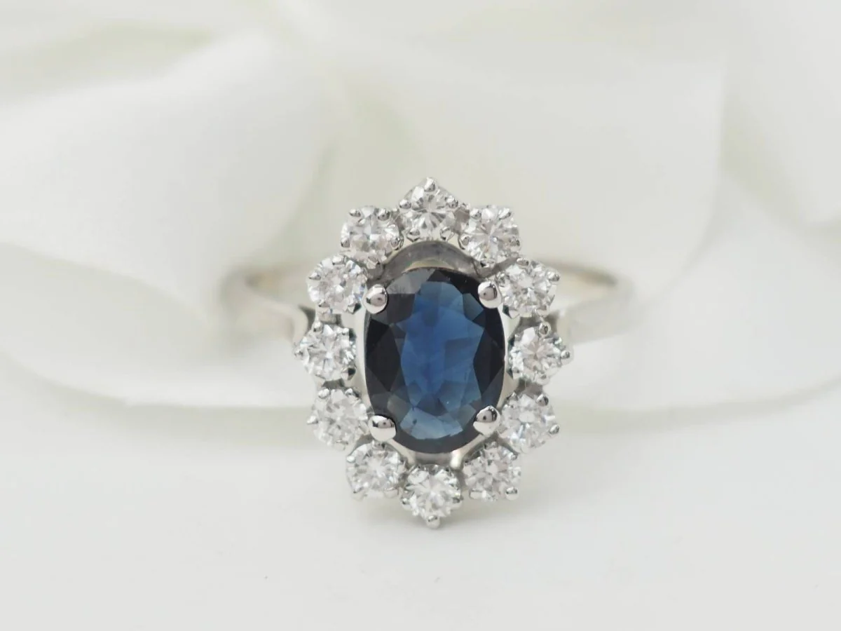 Bague marguerite en or blanc, saphir et diamants - Image 2