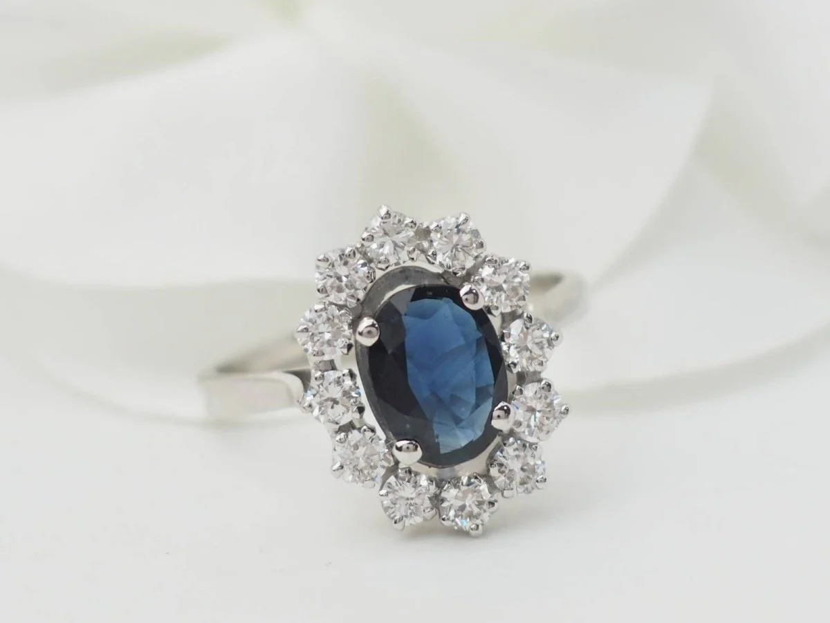 Bague marguerite en or blanc, saphir et diamants - Image 3