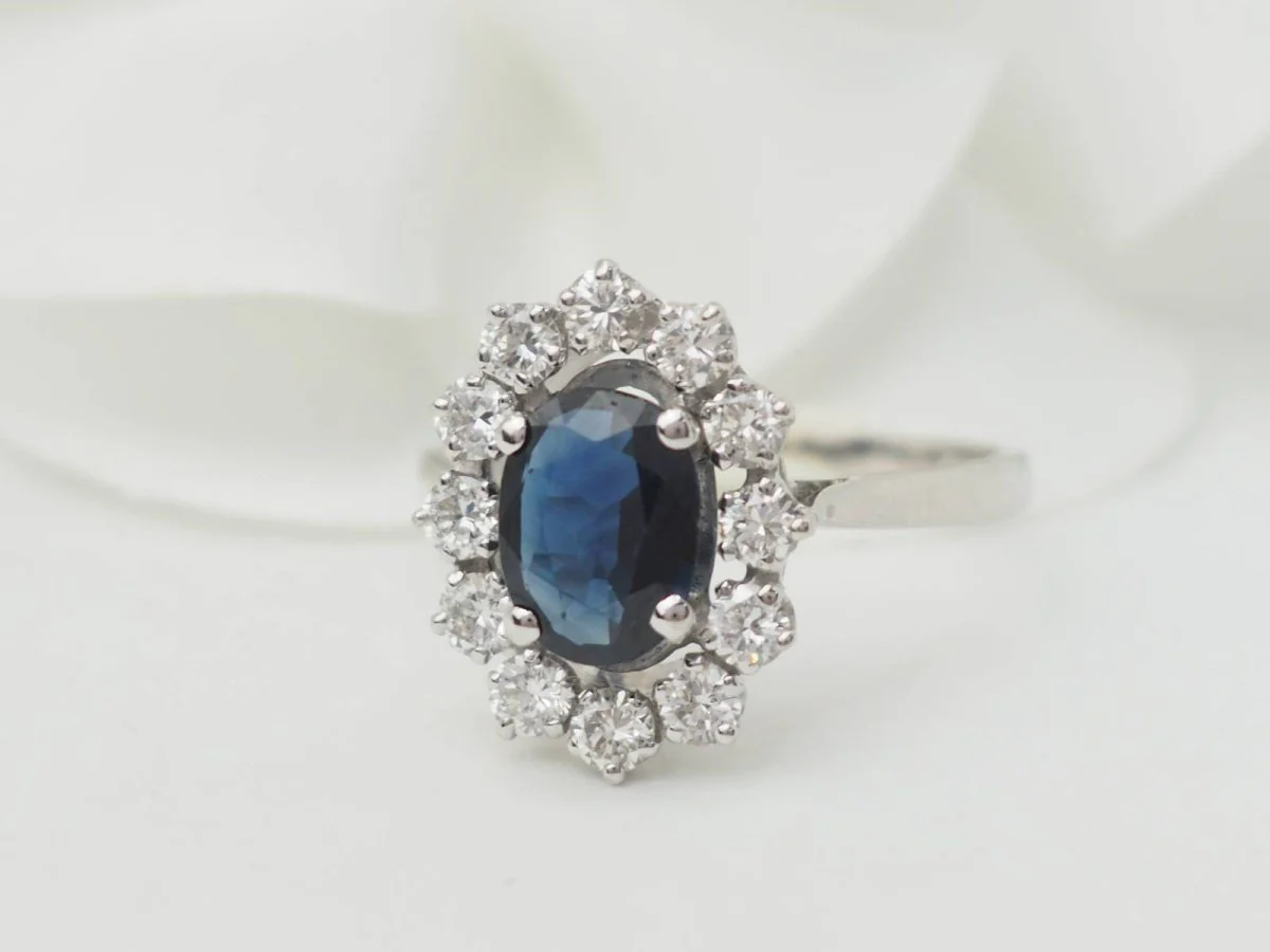 Bague marguerite en or blanc, saphir et diamants - Image 4