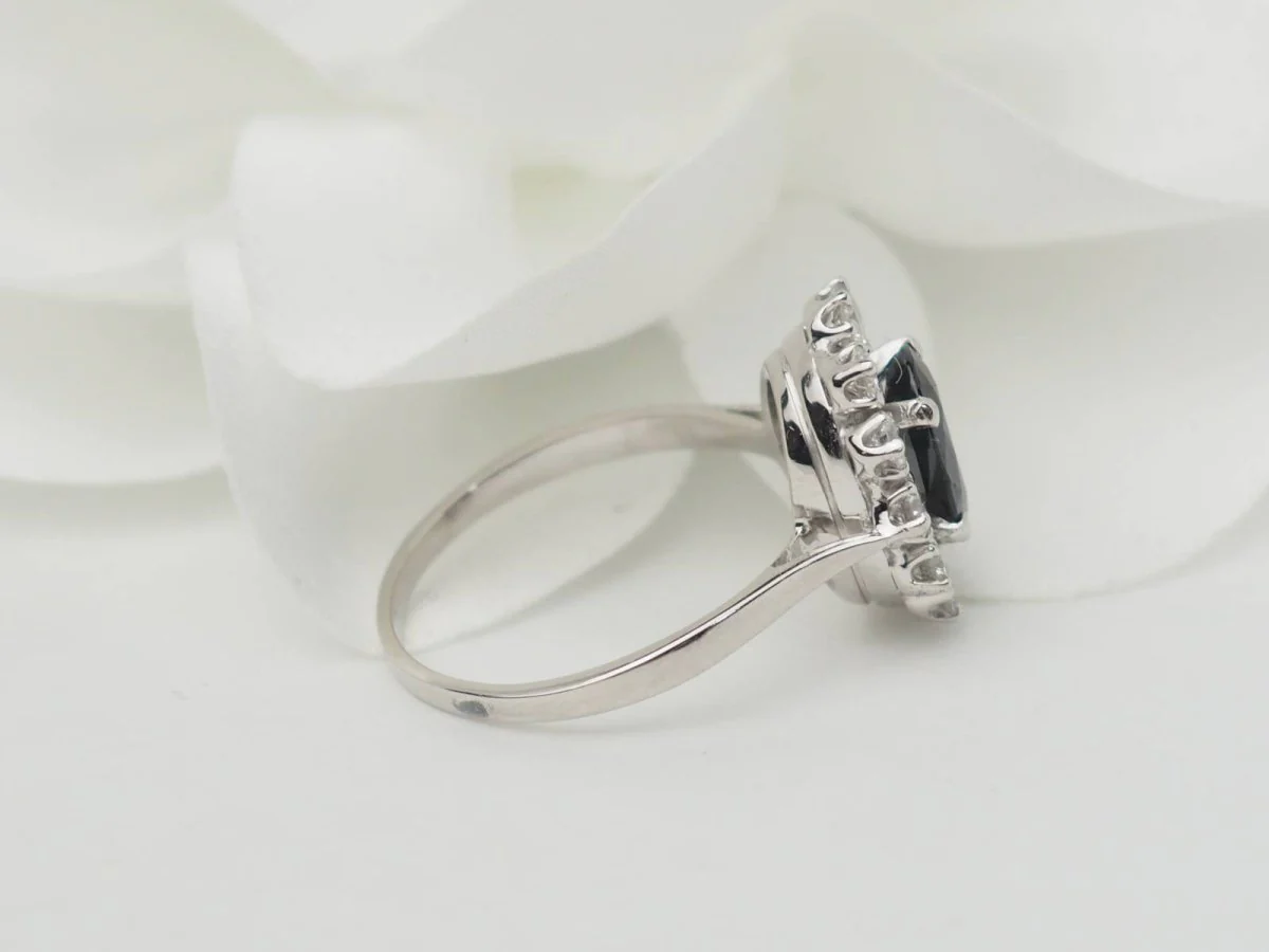Bague marguerite en or blanc, saphir et diamants - Image 5