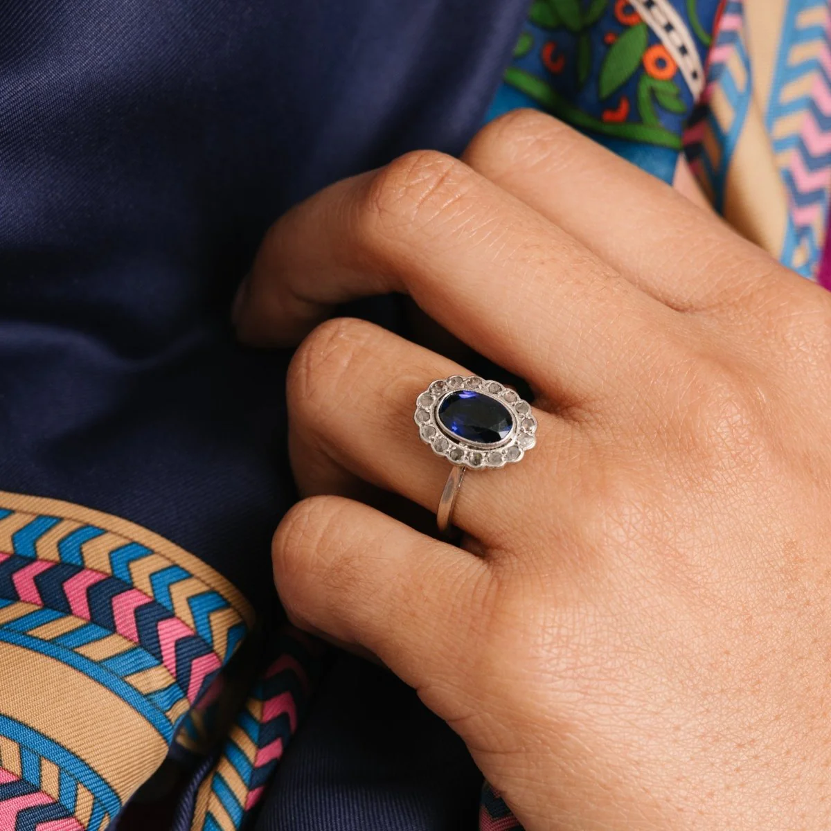 Bague Marguerite en or blanc, saphir et diamants - Image 2