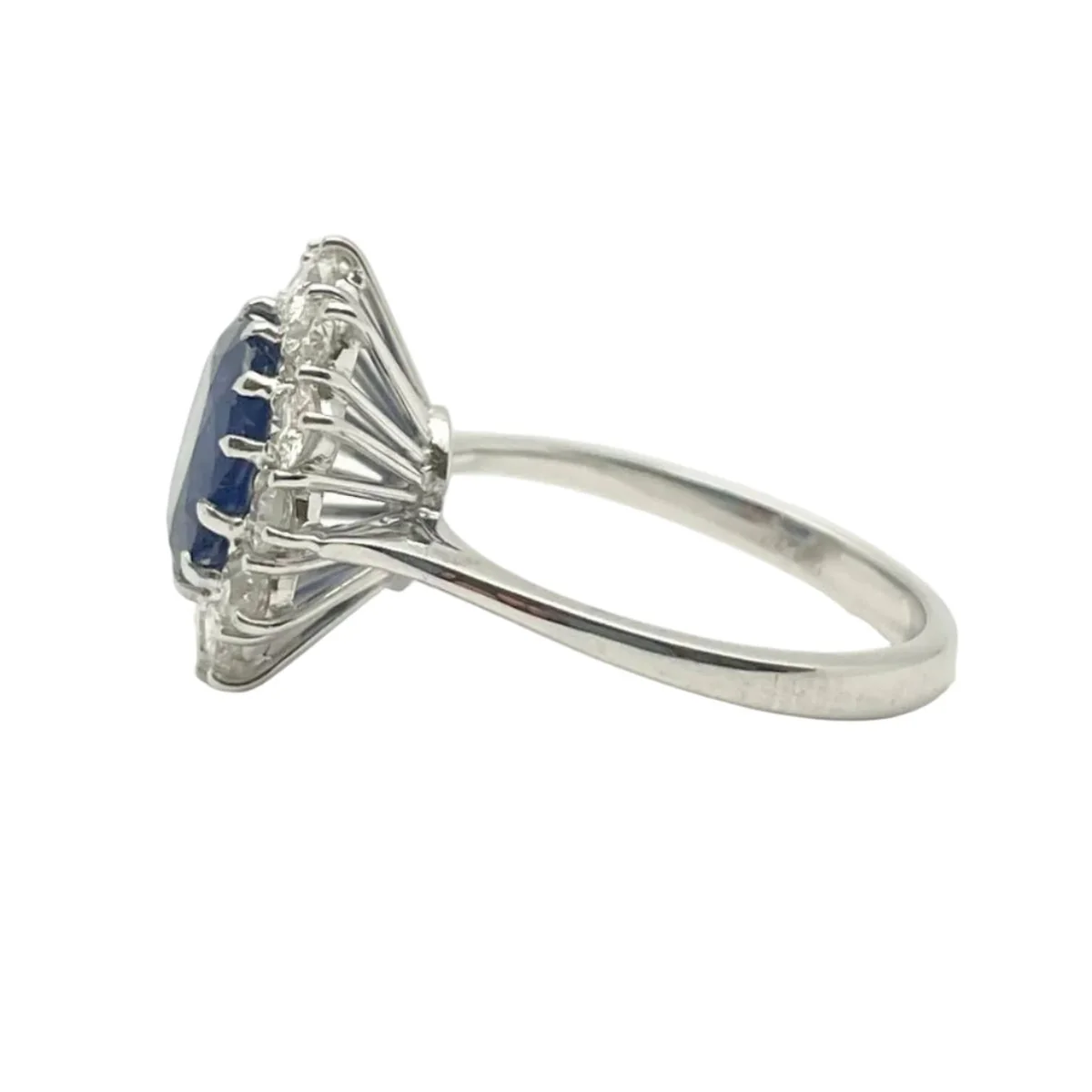 Bague Marguerite en or blanc, saphir et diamants - Image 3