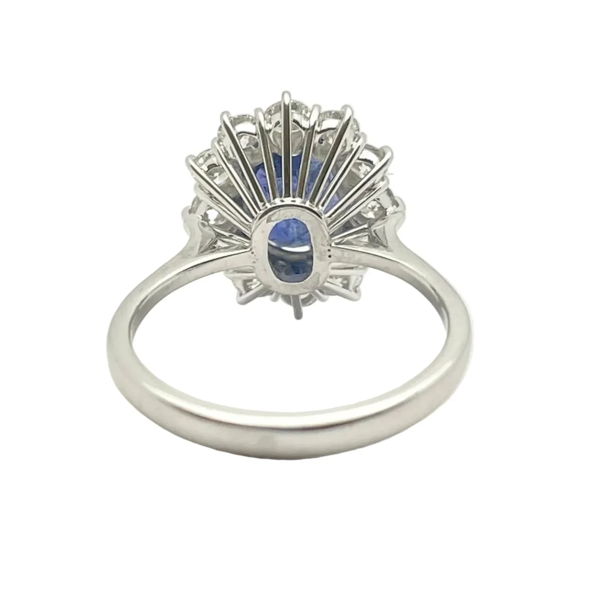 Bague Marguerite en or blanc, saphir et diamants - Image 4