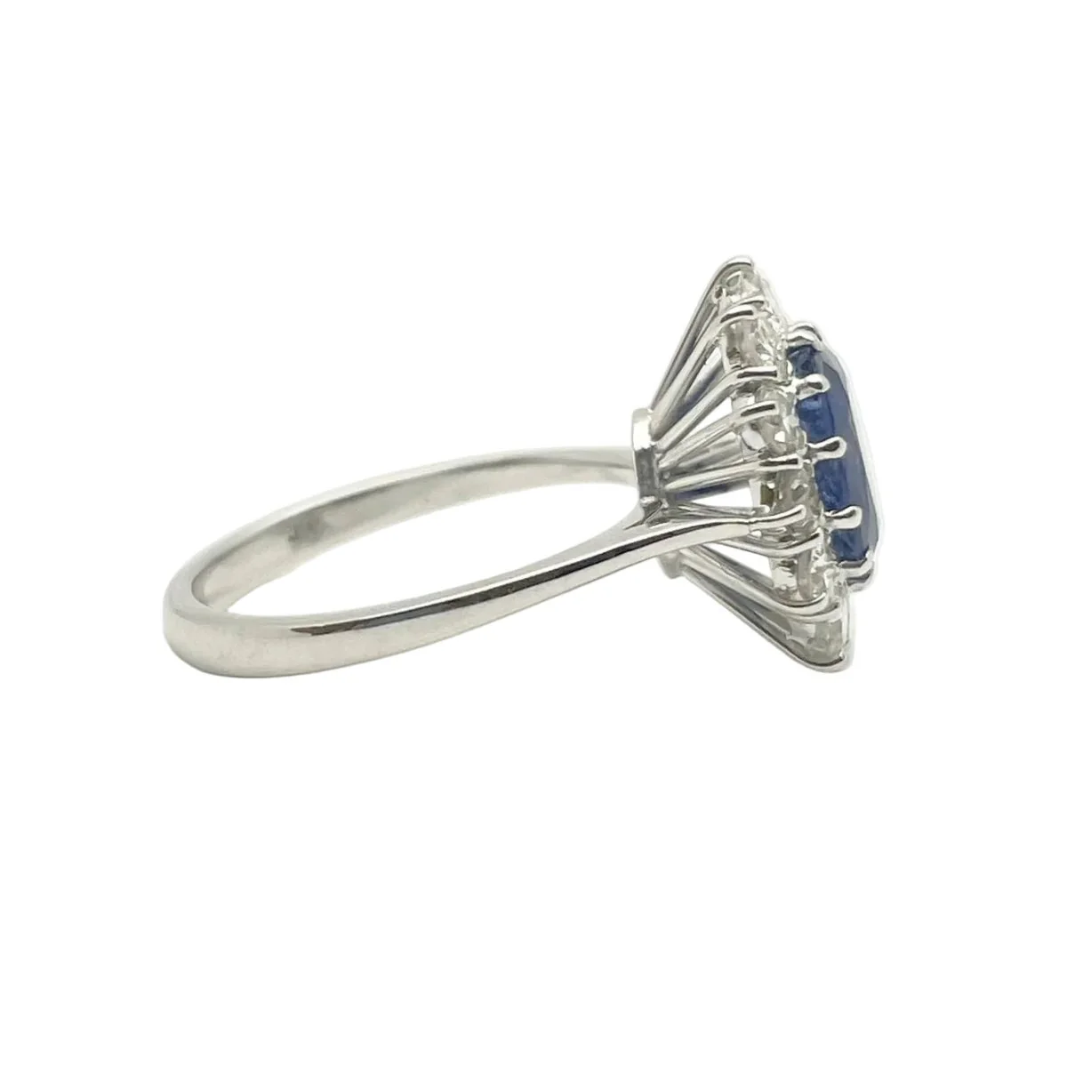 Bague Marguerite en or blanc, saphir et diamants - Image 5