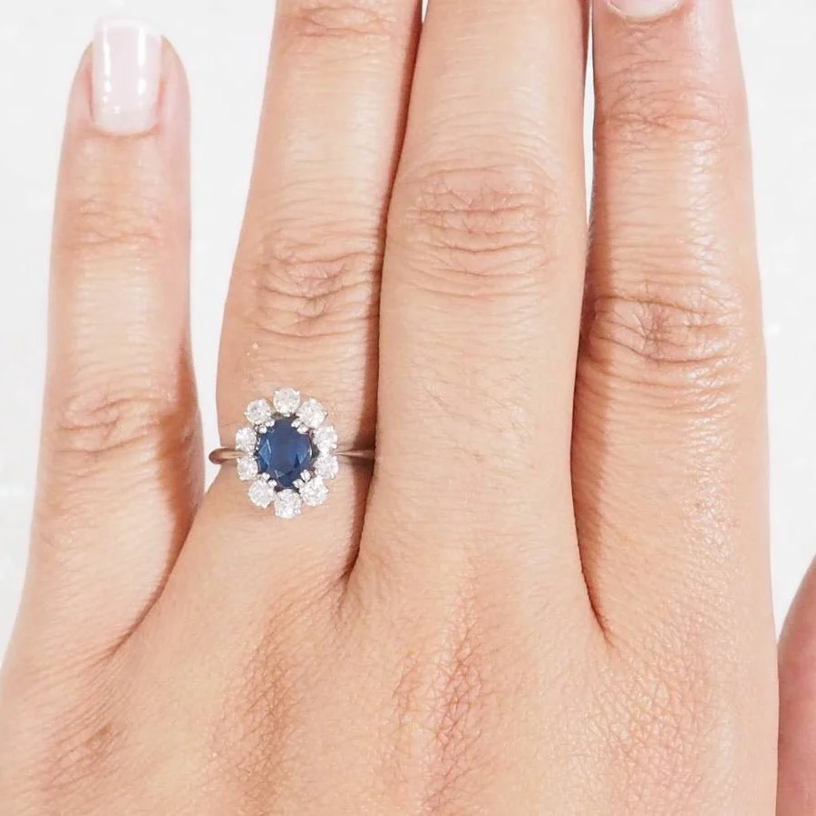 Bague marguerite en or blanc, saphir ovale et diamants - Image 2