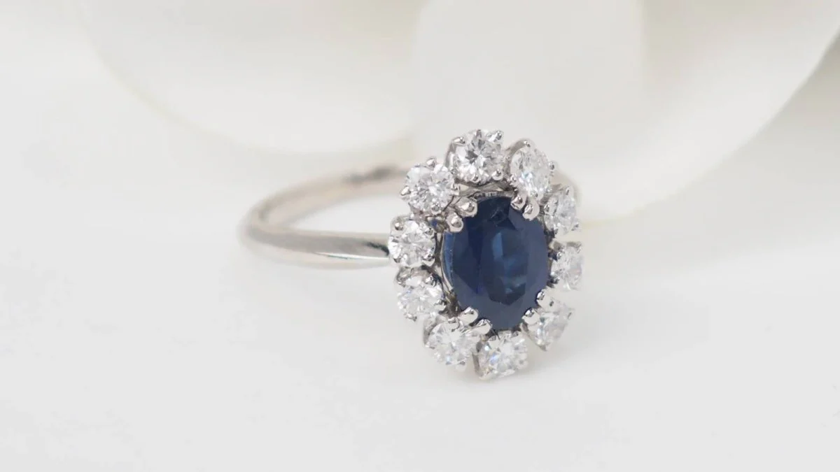 Bague marguerite en or blanc, saphir ovale et diamants - Image 4