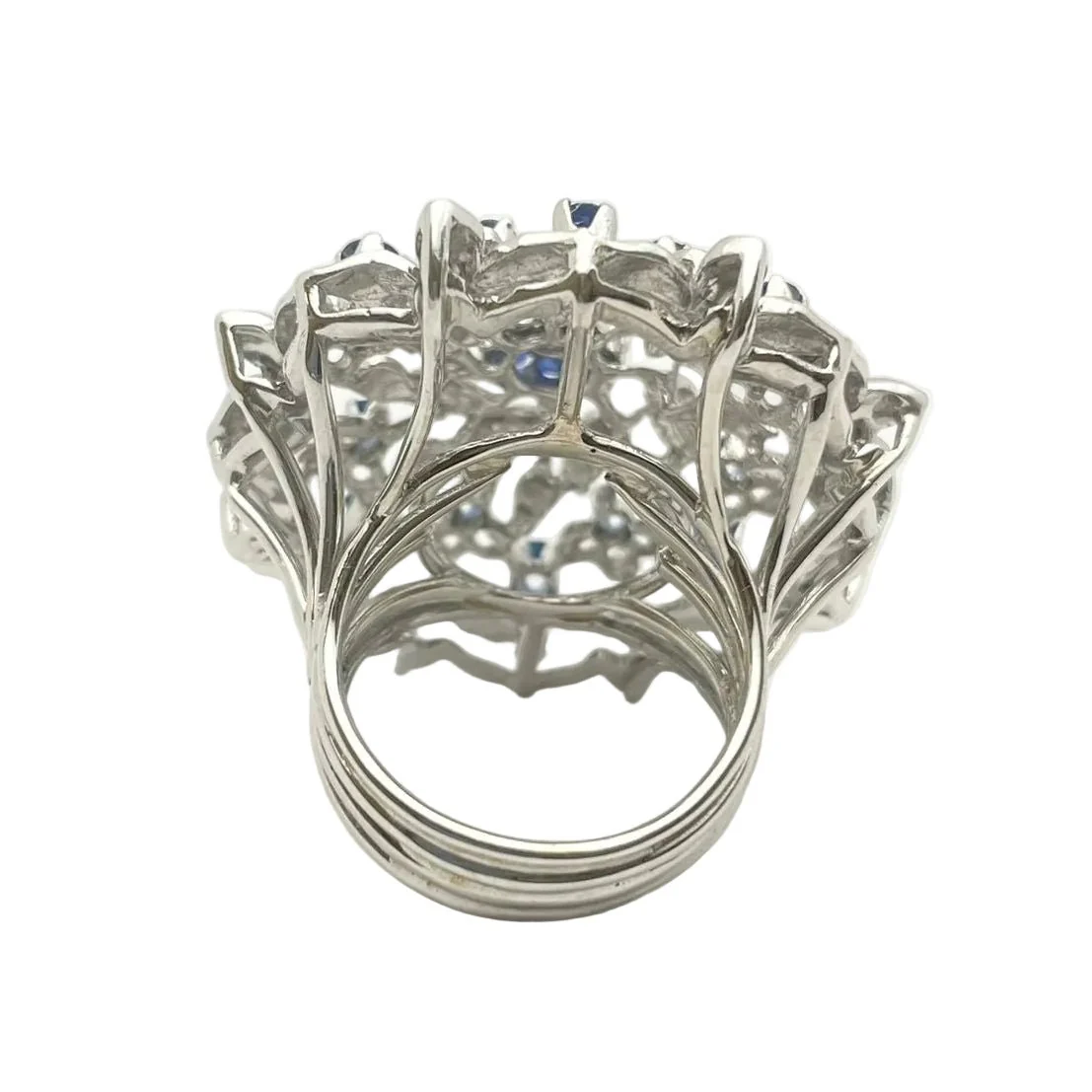 Bague Marguerite en or blanc, saphirs et diamants - Image 4