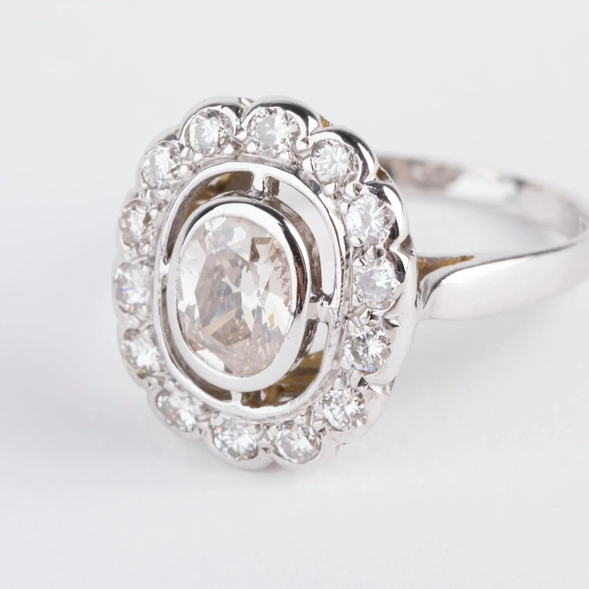Bague marguerite en or gris et diamant - Image 4