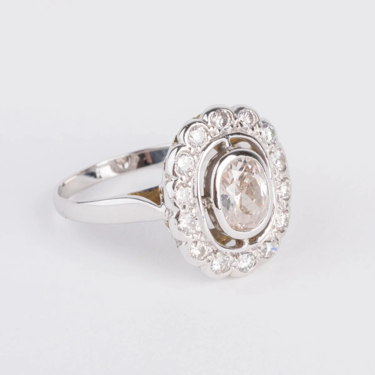 Bague marguerite en or gris et diamant - Image 6