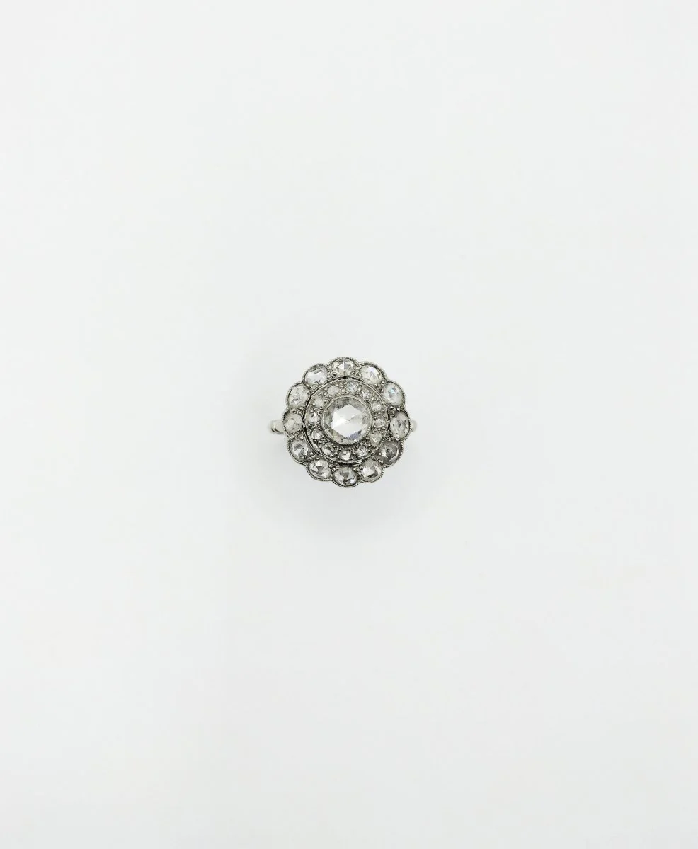 Bague Marguerite en or gris, platine et brillants - Image 2