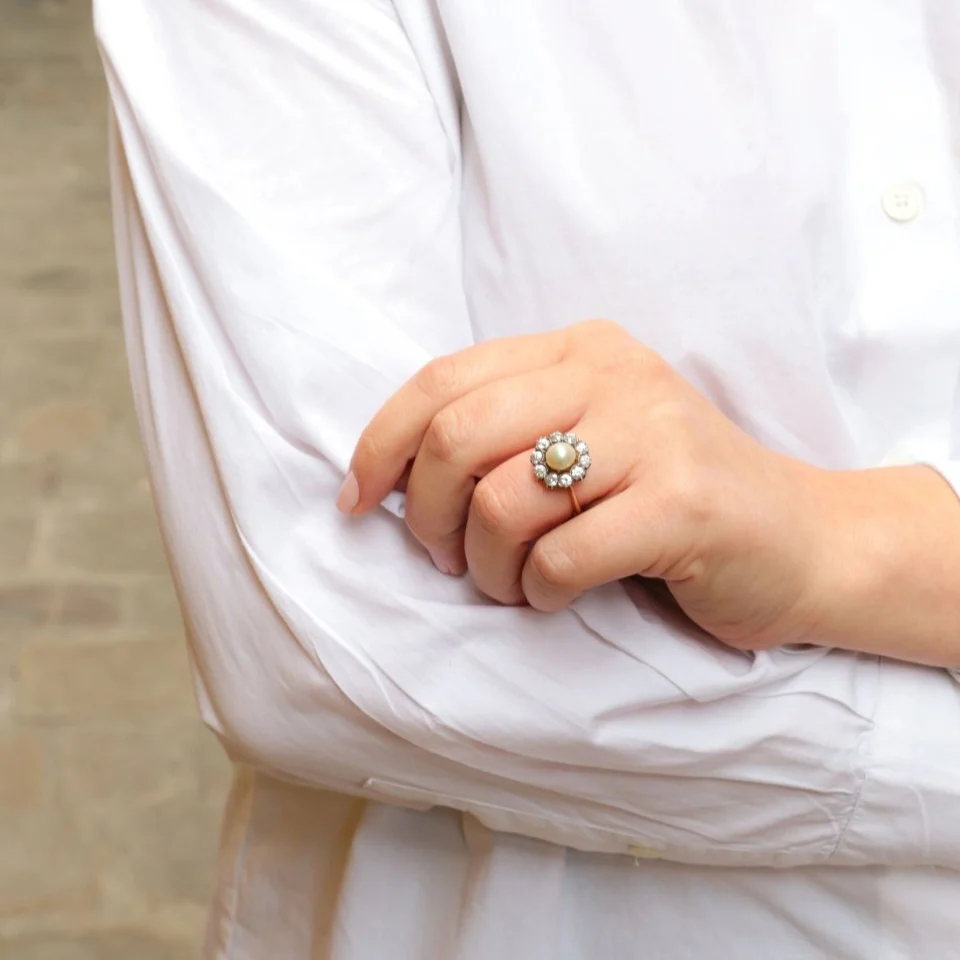 Bague Marguerite en or jaune, argent, perle et diamants - Image 2
