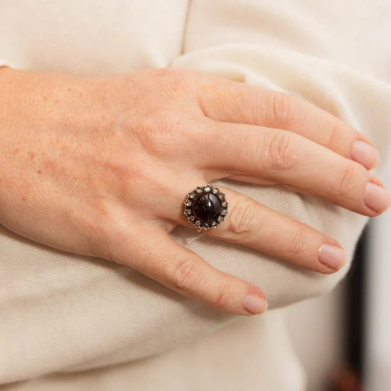 Bague Marguerite en or jaune, argent, grenat et diamants - Image 2
