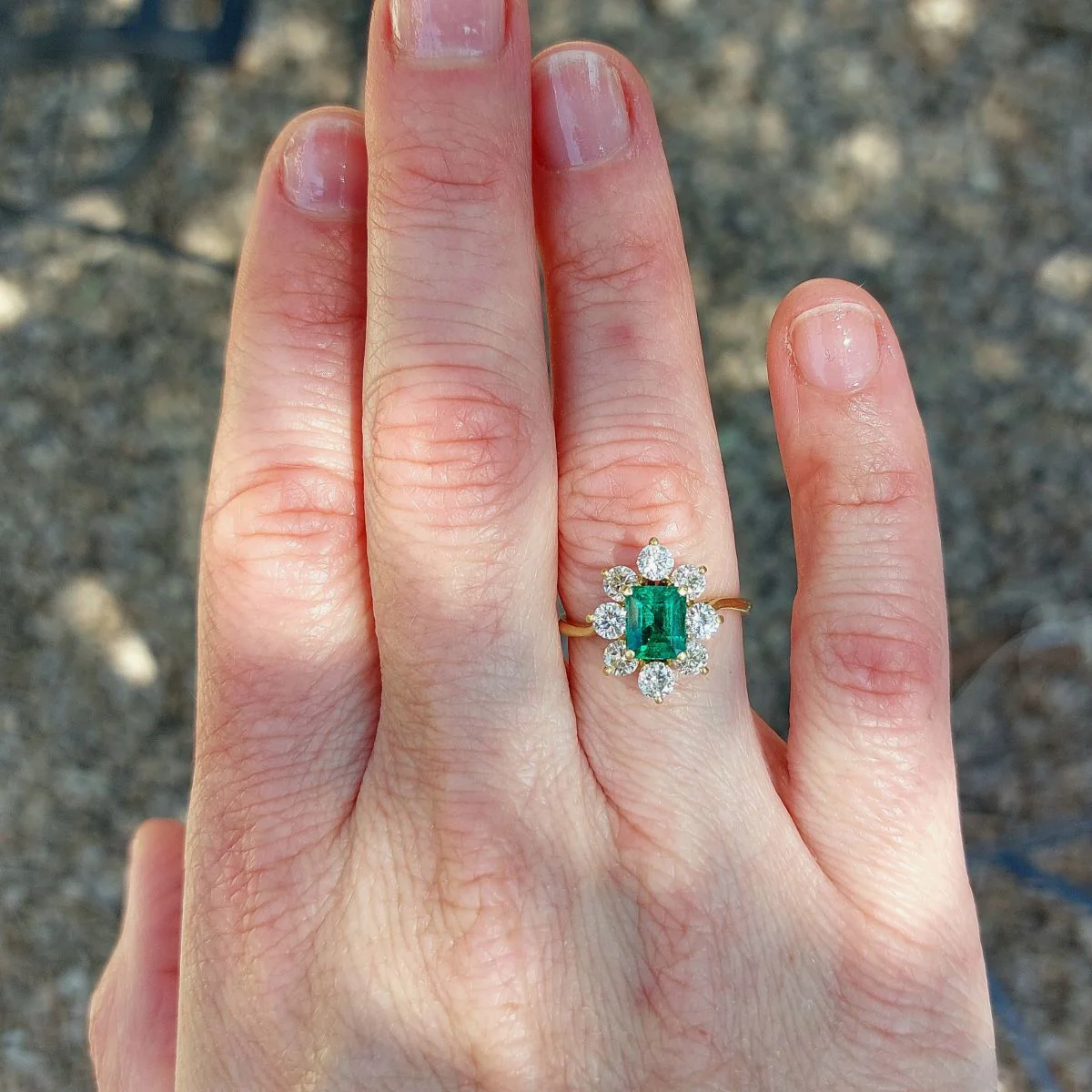Bague Marguerite en or jaune, émeraude et diamants - Image 2