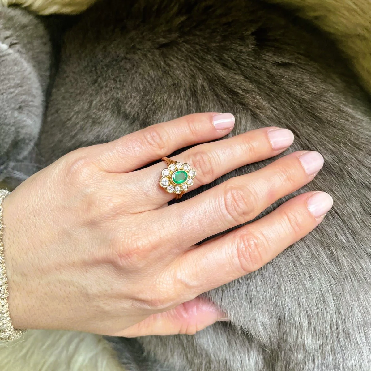 Bague Marguerite en or jaune, émeraude et diamants - Image 2