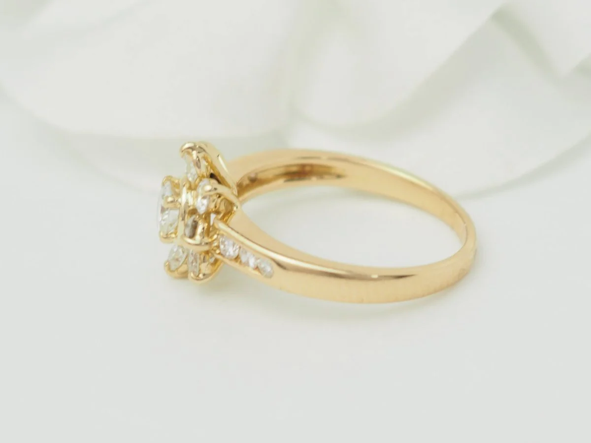 Bague marguerite en or jaune et diamants - Image 7