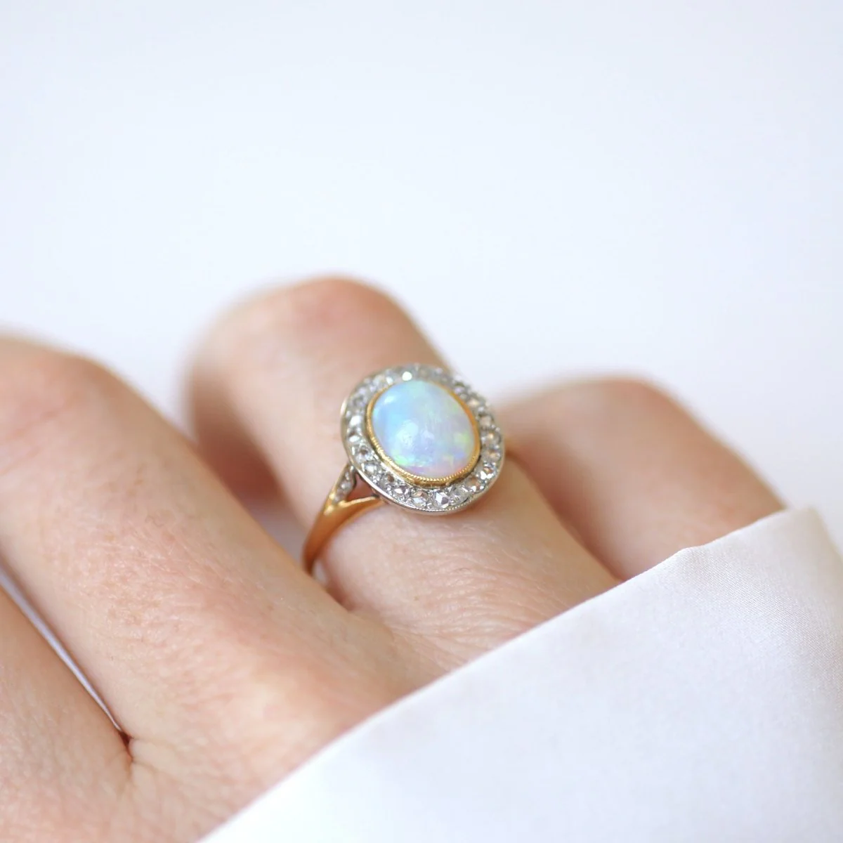 Bague Entourage en or jaune, platine, opale et diamants - Image 2