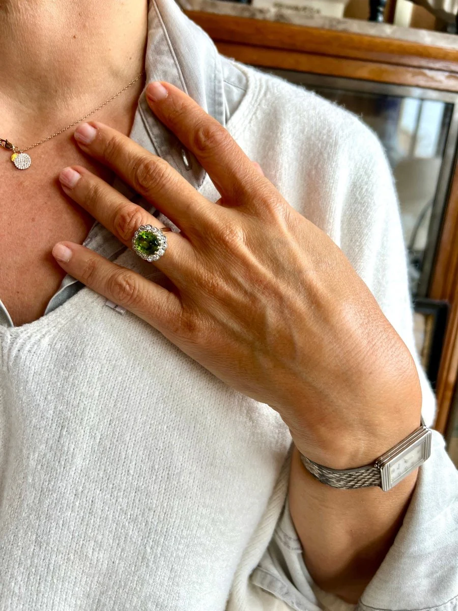 Bague Margueritte ornée d'un péridot, entouré de diamant - Image 5