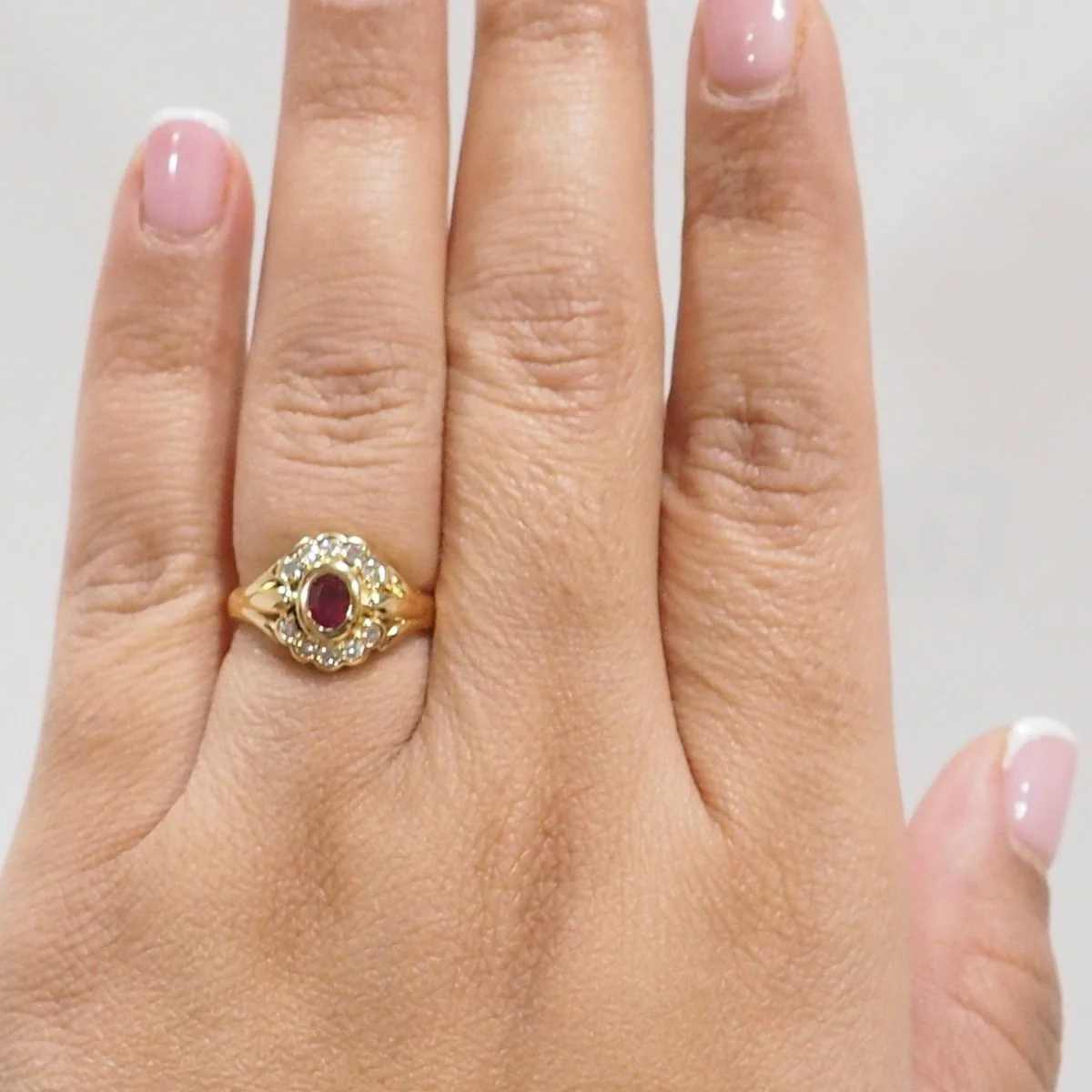 Bague marguerite en or jaune, rubis et diamants - Image 2