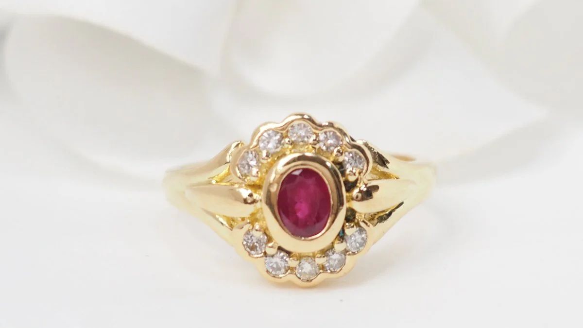 Bague marguerite en or jaune, rubis et diamants - Image 3