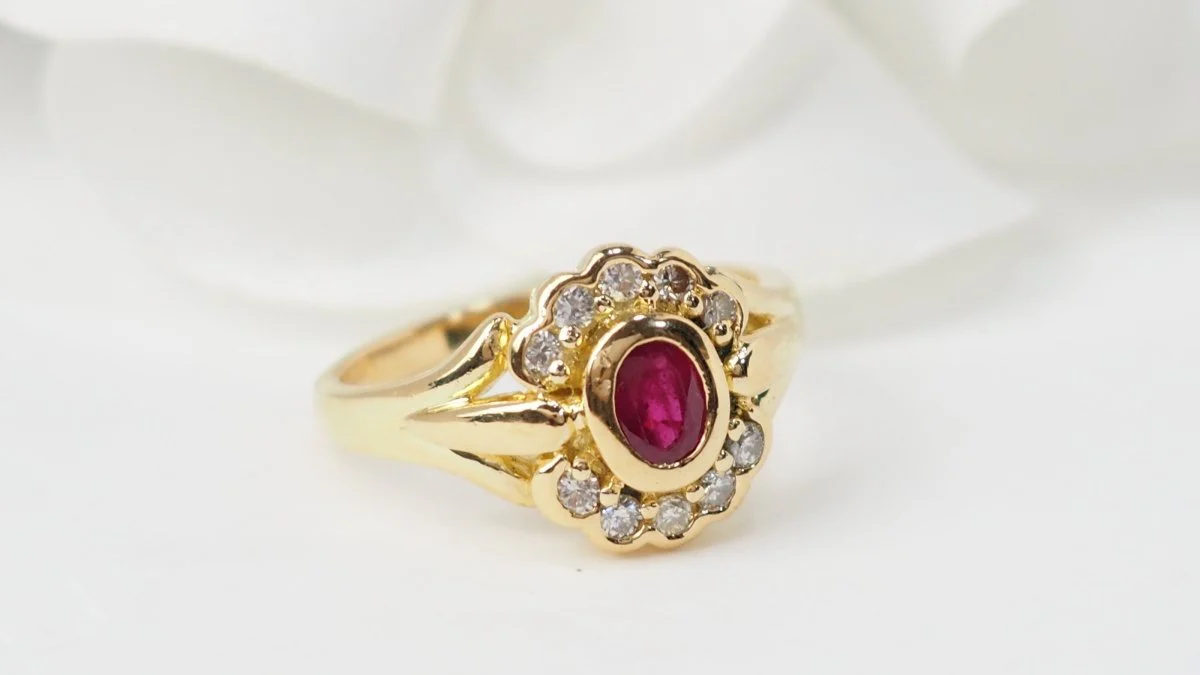 Bague marguerite en or jaune, rubis et diamants - Image 4
