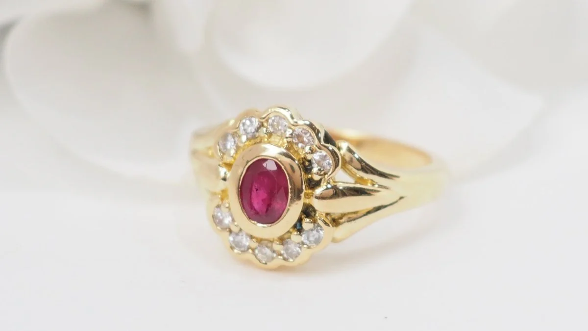 Bague marguerite en or jaune, rubis et diamants - Image 5