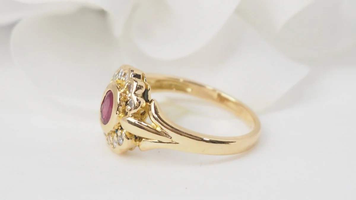 Bague marguerite en or jaune, rubis et diamants - Image 6