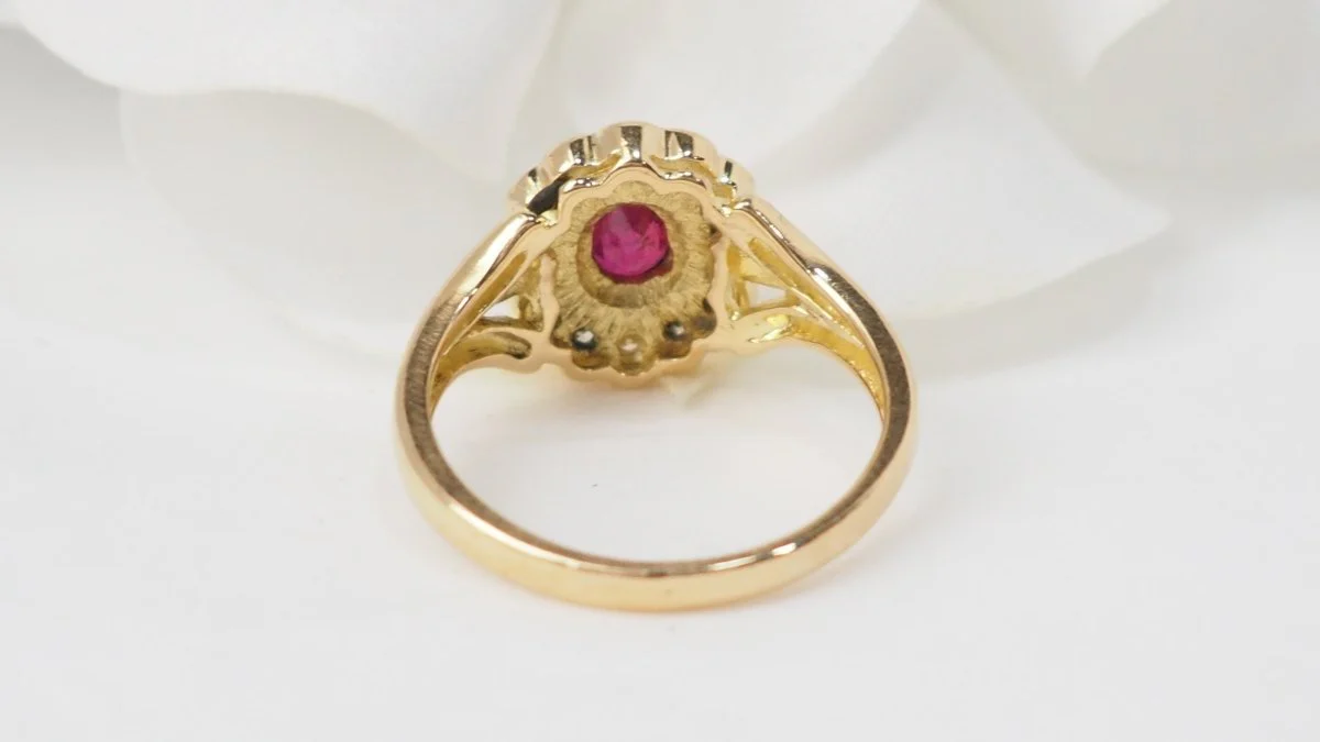 Bague marguerite en or jaune, rubis et diamants - Image 7