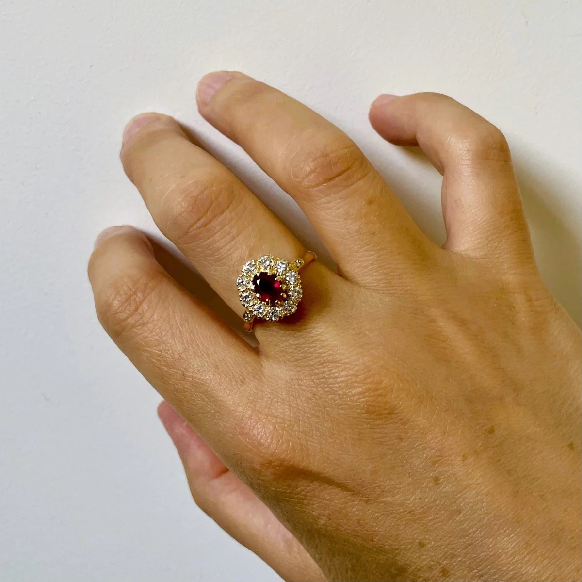 Bague Marguerite en or jaune, rubis et diamants - Image 2