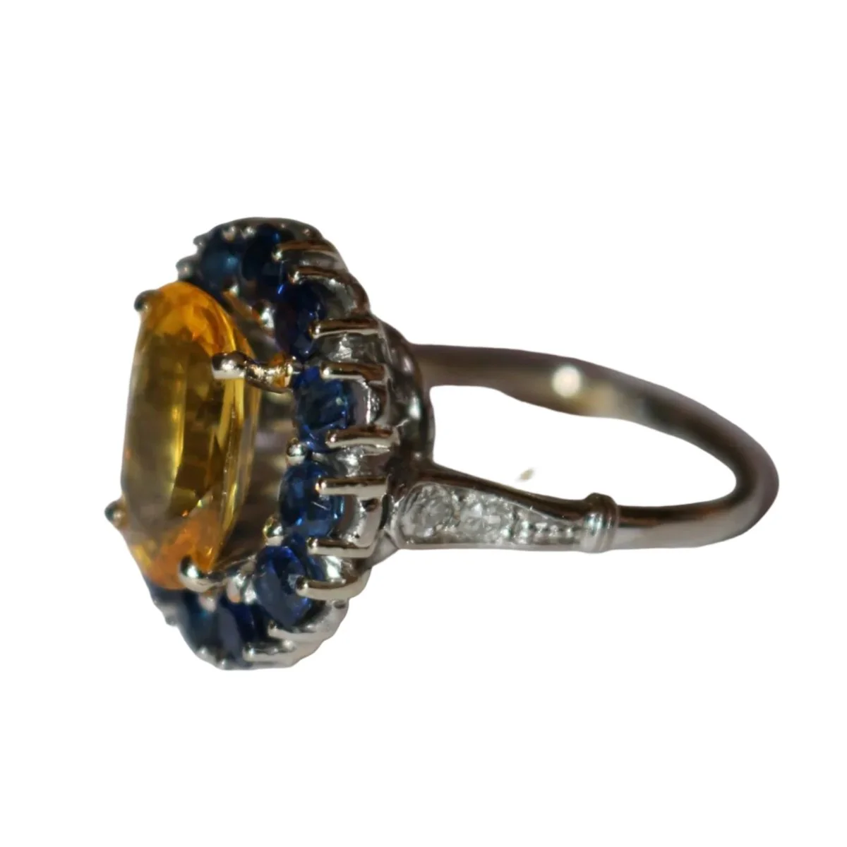Bague Marguerite en or jaune, saphirs et diamants - Image 4