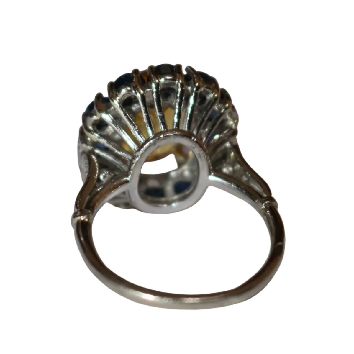 Bague Marguerite en or jaune, saphirs et diamants - Image 5