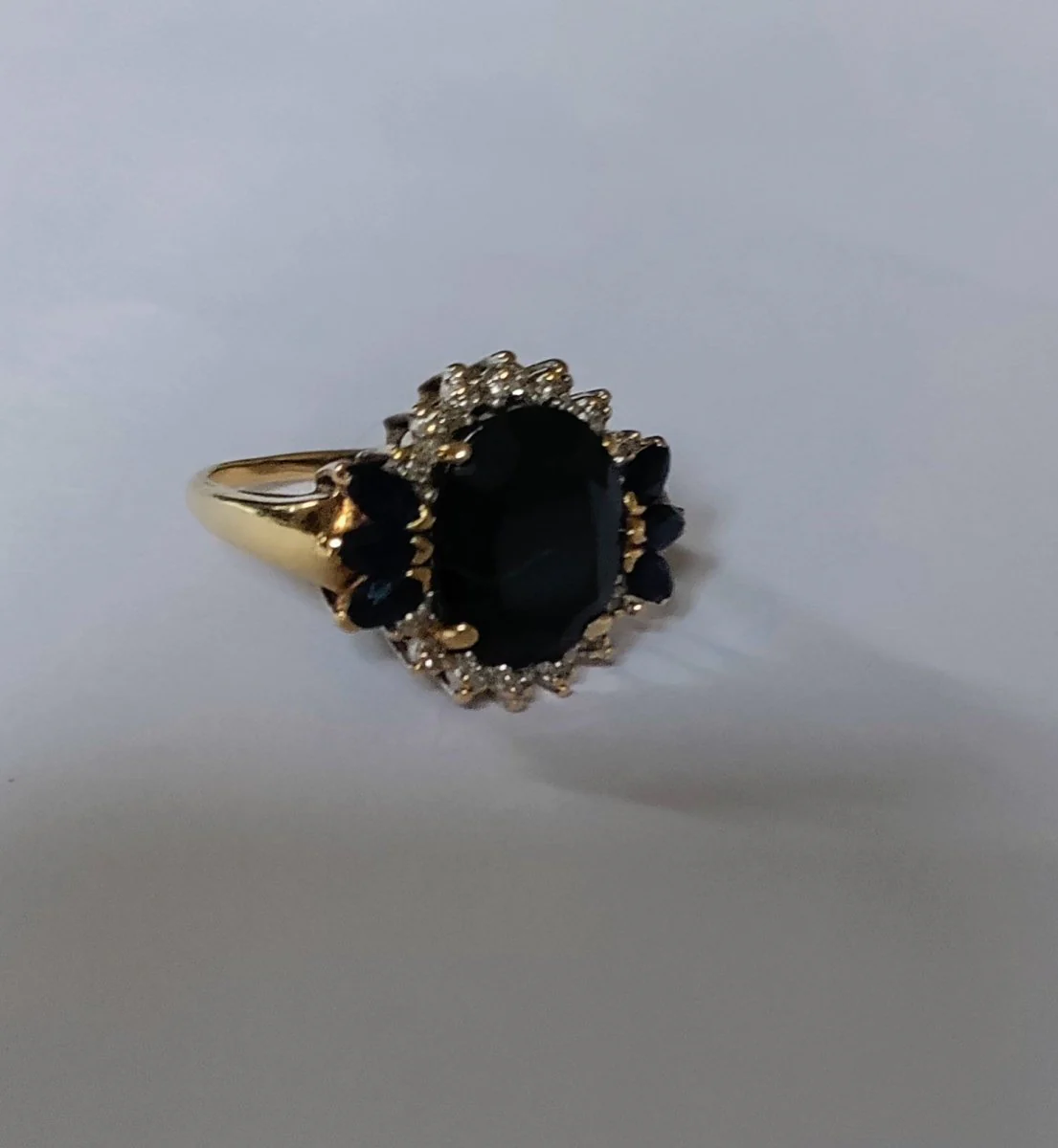 Bague Marguerite en or jaune, saphirs et diamants - Image 3