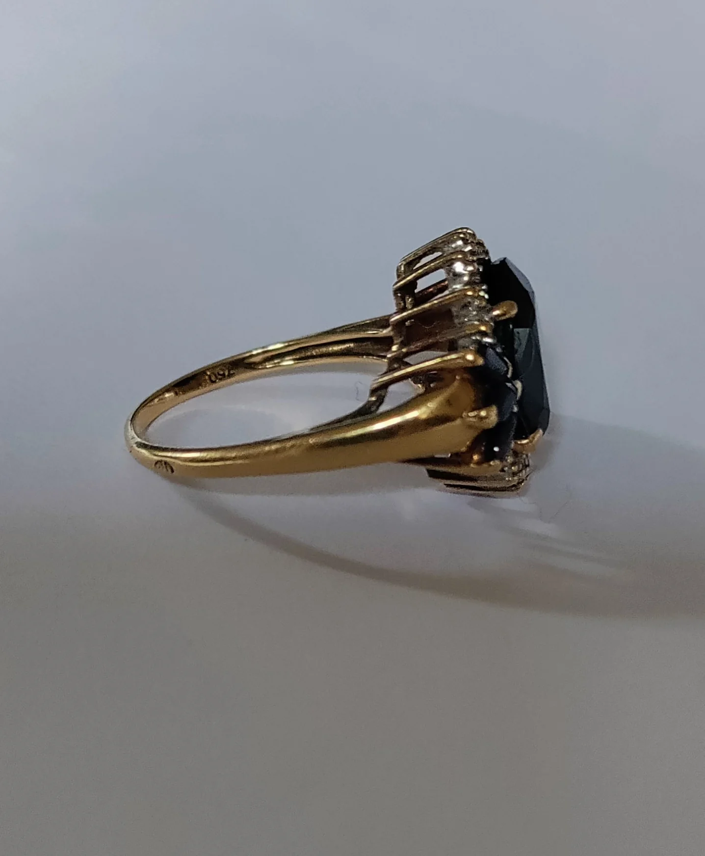Bague Marguerite en or jaune, saphirs et diamants - Image 4