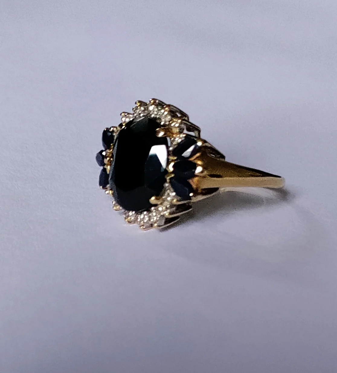 Bague Marguerite en or jaune, saphirs et diamants - Image 9