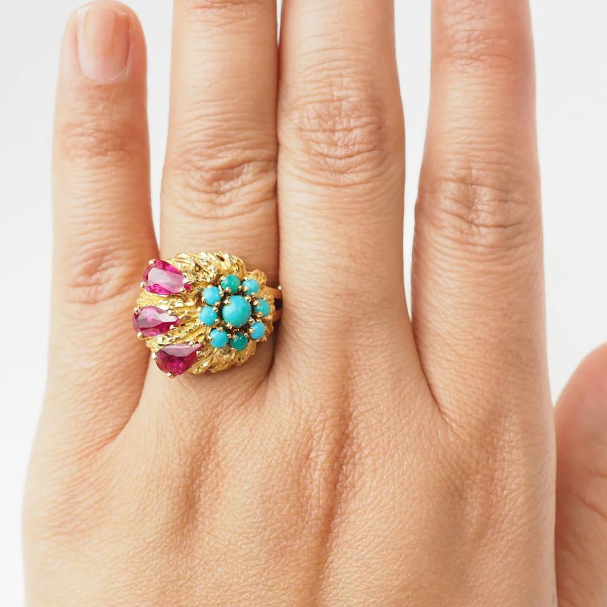 Bague Marguerite en or jaune, turquoises et rubis - Image 2