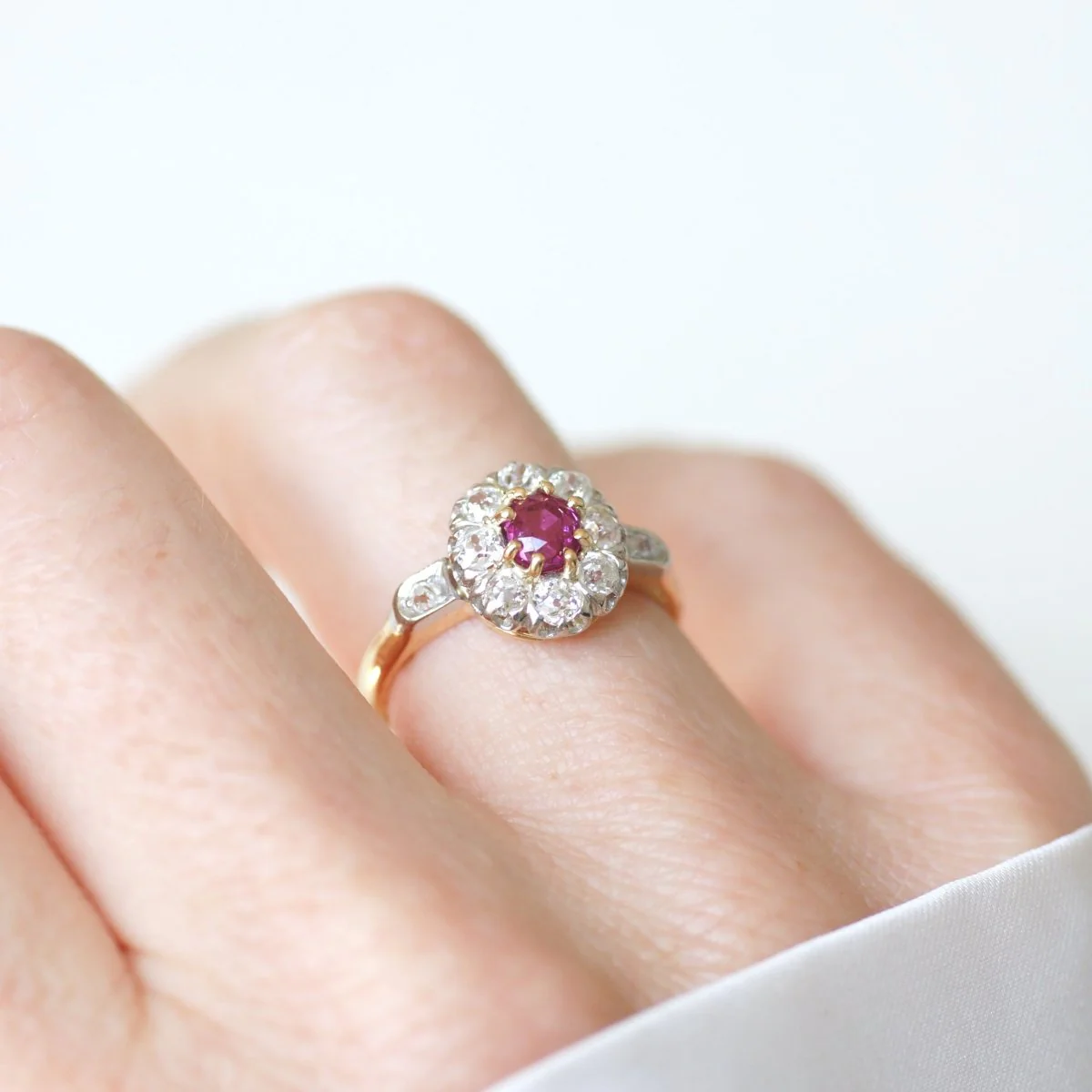 Bague Marguerite en or rose, rubis et diamants - Image 2