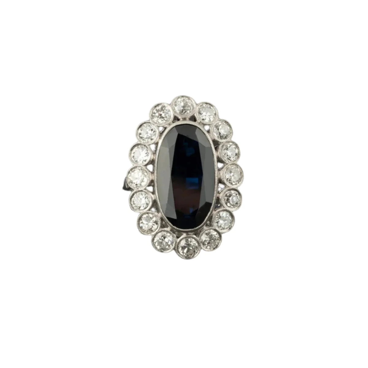 Bague marguerite en platine, saphir et diamants.