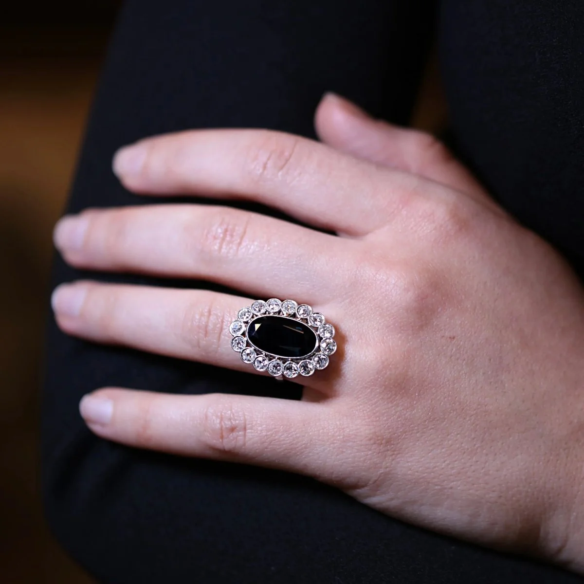 Bague marguerite en platine, saphir et diamants. - Image 2
