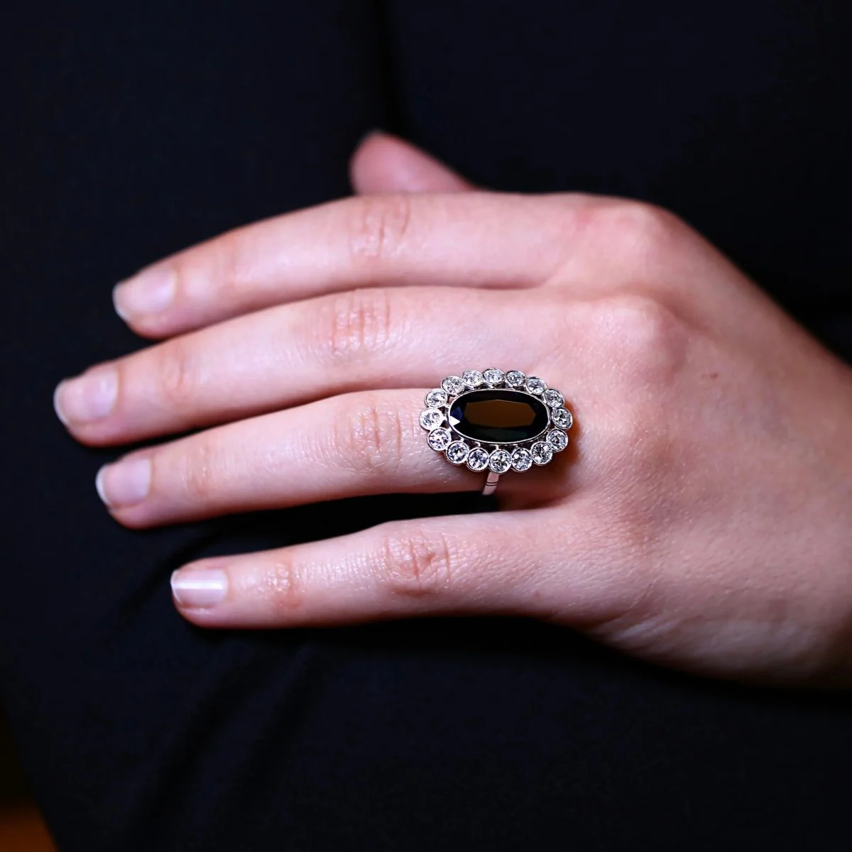 Bague marguerite en platine, saphir et diamants. - Image 3